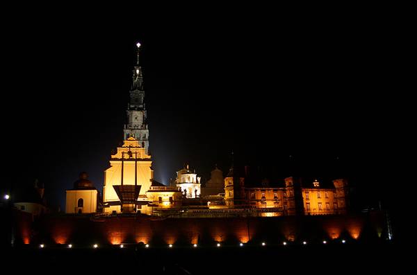 Blick auf die Wallfahrtskirche und die Klosteranlage von Jasna Góra in Tschenstochau bei Nacht.