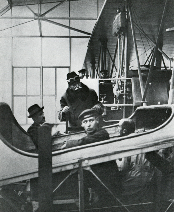 Das letzte Foto von Graf Zeppelin: Besuch in der Flugzeugwerft Staaken im Februar 1917