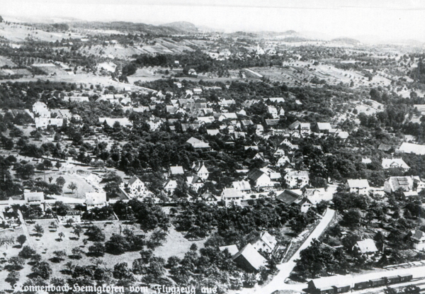 Luftaufnahme frühe 1930er Jahre. Die Hauptstraße in der Bildmitte und die nach links oben abgehende Tettnanger Straße trennte die Gemeinden Hemigkofen und Nonnenbach
