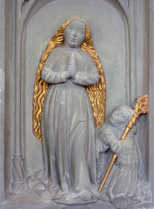 Johann Mayer, Abt des Klosters Weißenau 1495-1523, kniet vor der Madonna. Sandsteinrelief, frühes 16. Jh. Friedhofskapelle Mariental bei Weißenau.
